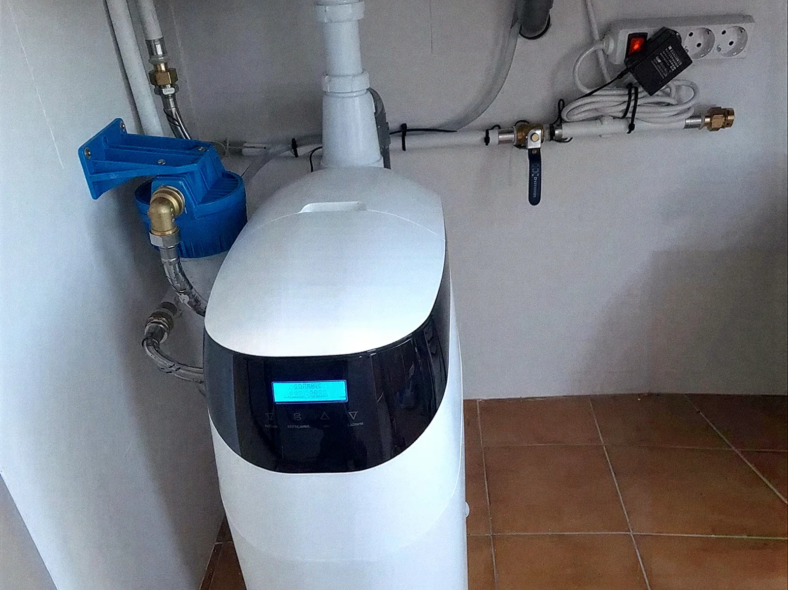 Descalcificador VD amb filtre blau instal·lat sota una pica de safareig