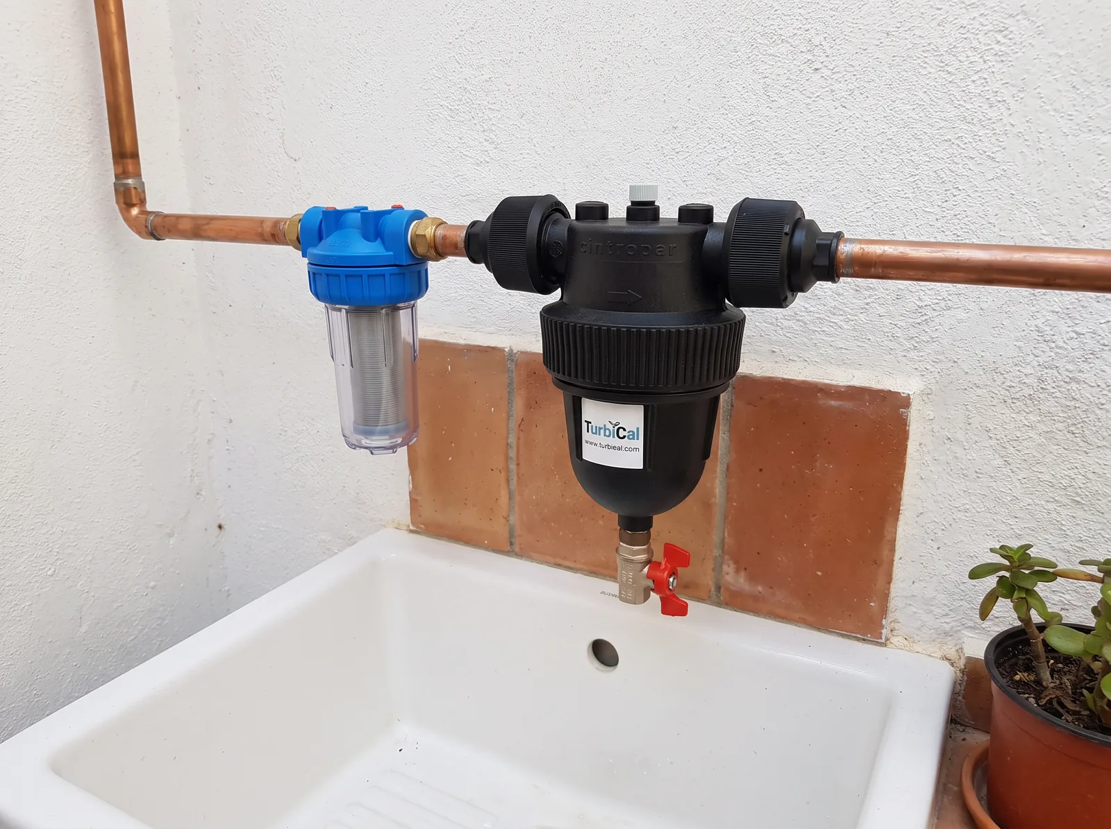 Il·lustració: Turbical a la canonada d'un safareig de terrassa, amb la purga sobre la pica