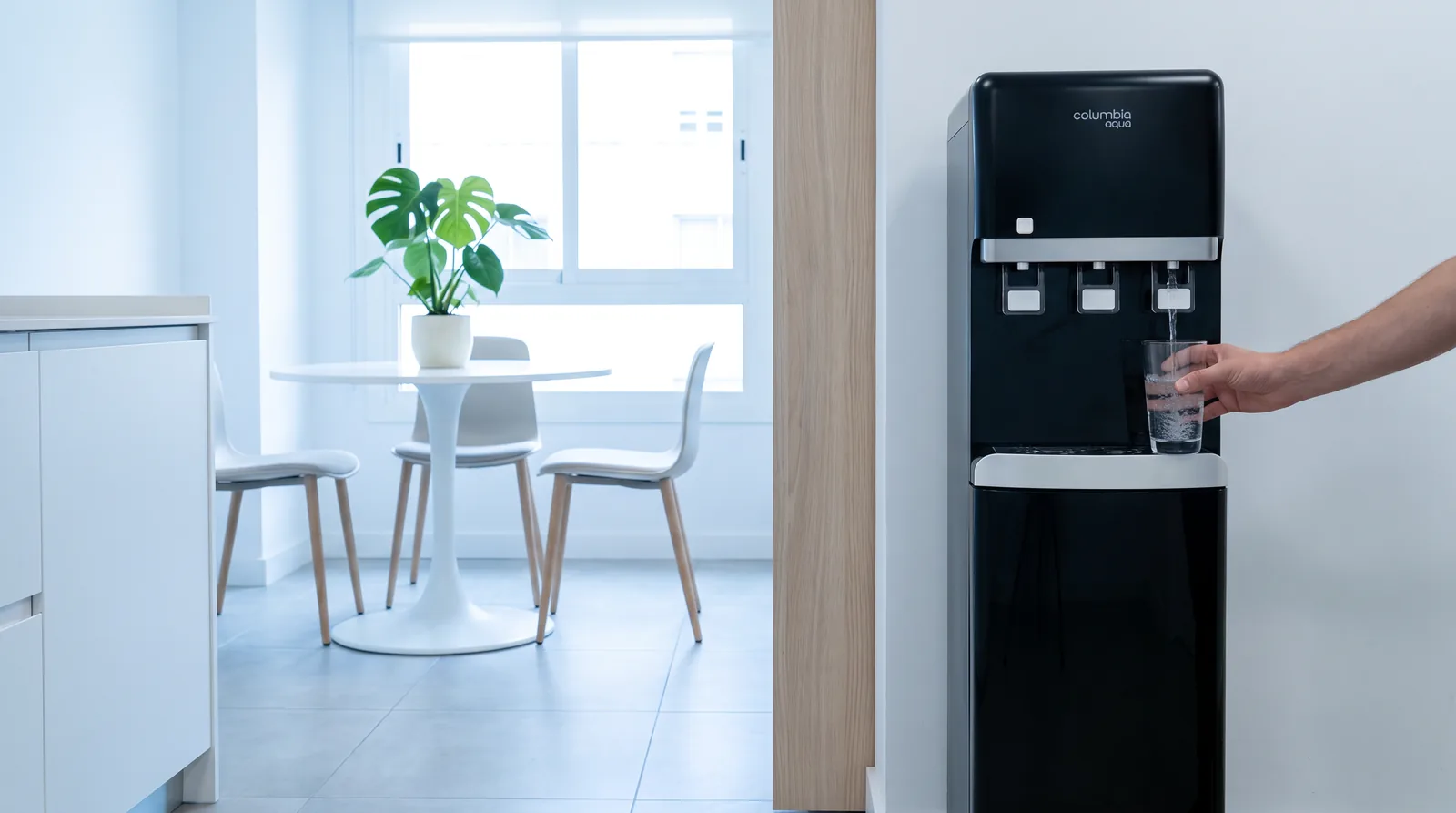 Fuente Columbia Aqua conectada a la red en la cocina de una oficina, sin garrafas