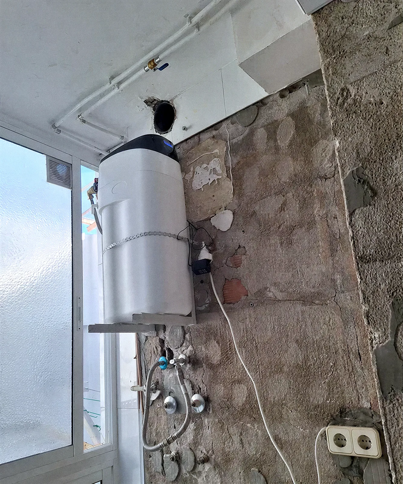 Descalcificador VD muntat a la paret d'un safareig en obres