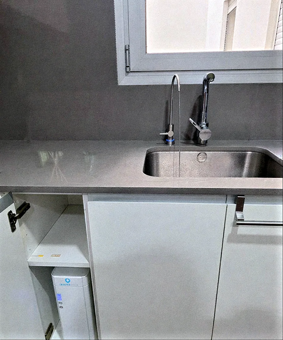Aixeta d'osmosi al taulell i equip Health Water a l'armari de sota la pica
