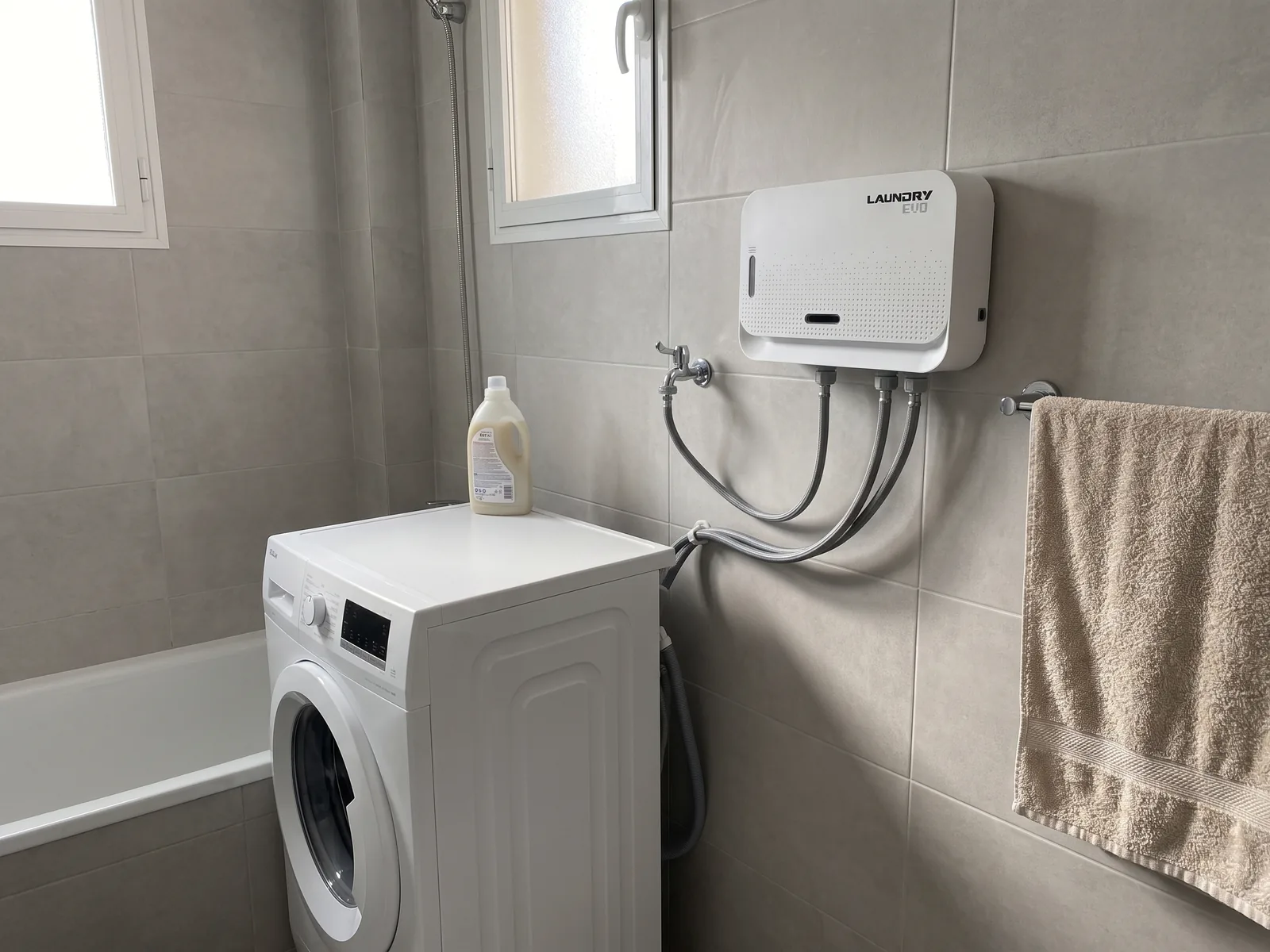 Il·lustració: Laundry EVO a la paret d'un bany amb rentadora, amb les seves tres connexions de mànega
