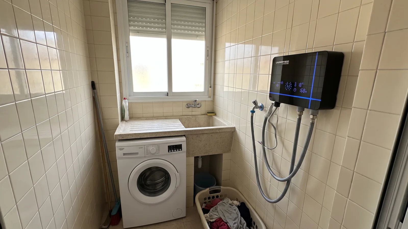 Il·lustració: Laundry 800 penjat a la paret d'un safareig amb pica, connectat a l'aixeta i a la rentadora