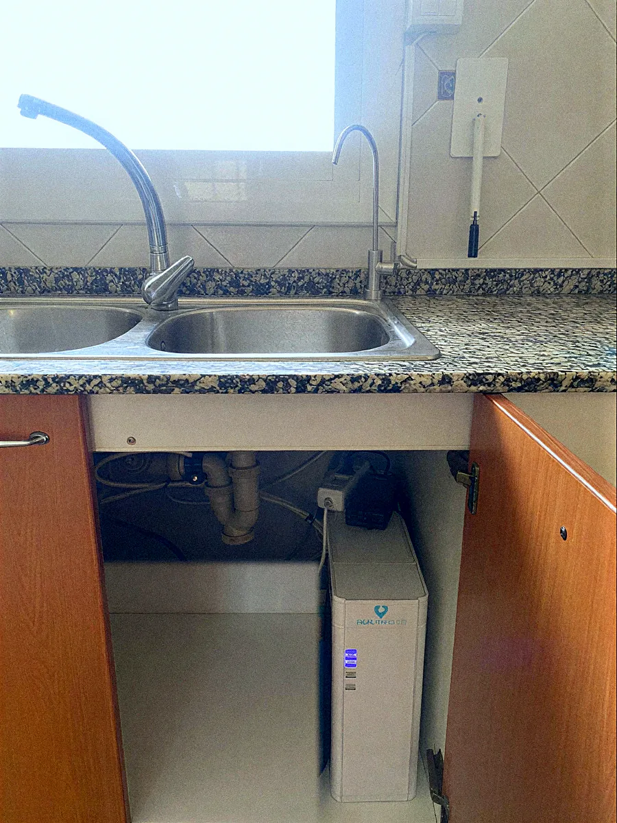Equip d'osmosi Health Water instal·lat sota la pica, amb aixeta pròpia al taulell