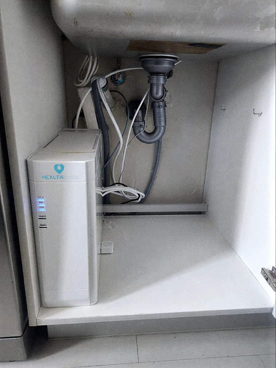 Equip d'osmosi Health Water instal·lat al moble de sota la pica